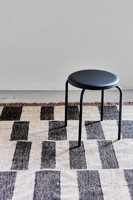 Salon i sypialnia House Doctor stołek HDPova 45 cm 900001511 czarny