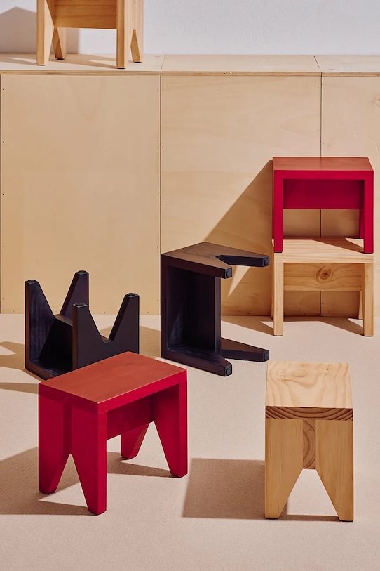 Salon i sypialnia HAY stołek z drewna sosnowego 25 x 19,5 x 30 cm AF788.F625.AB68 czarny