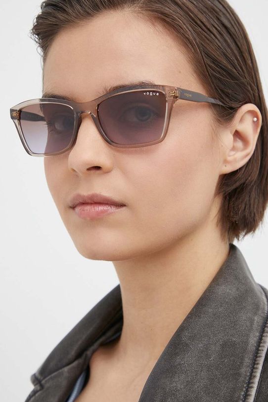Солнцезащитные очки VOGUE кошачий глаз бежевый 0VO5551S