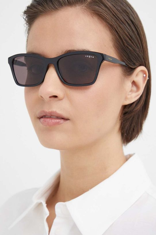 Солнцезащитные очки VOGUE кошачий глаз чёрный 0VO5551S