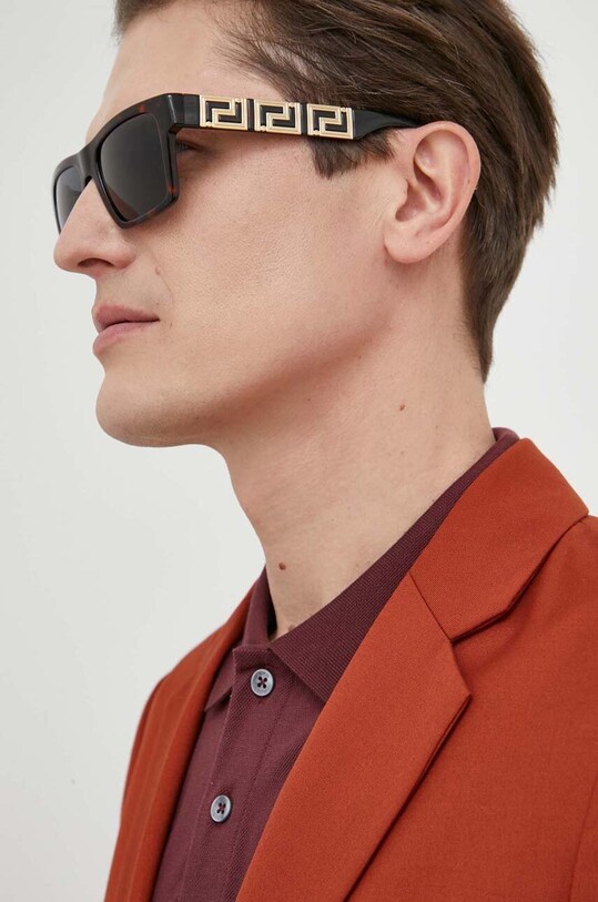 Солнцезащитные очки Versace однотонная с деталью коричневый 0VE4445