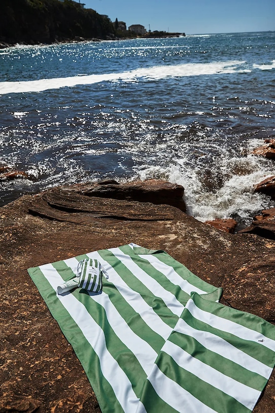 Dock & Bay gyorsan száradó strandtörülköző Cayman Olive 160 x 90 cm zöld TOWLB.CAB.LG.KHAKI.R