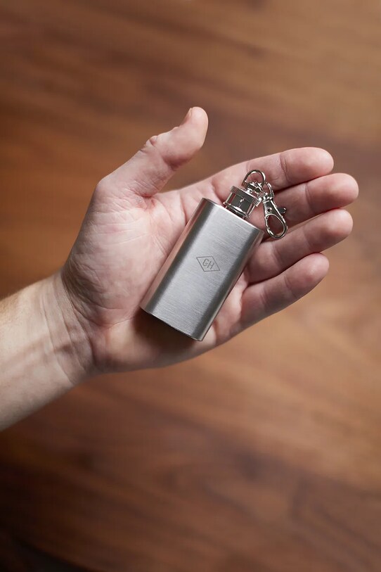 Decor Kľúčenka s ploskačkou Gentlemen's Hardware Mini Hip Flask 28 ml GEN806UK sivá