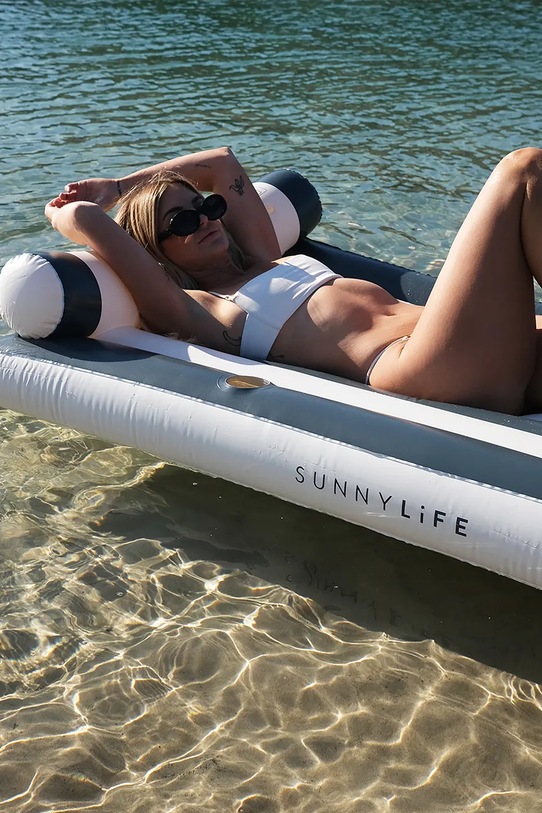 Nafukovací matrac na plávanie SunnyLife Black Stripe čierna S3EXLLBL