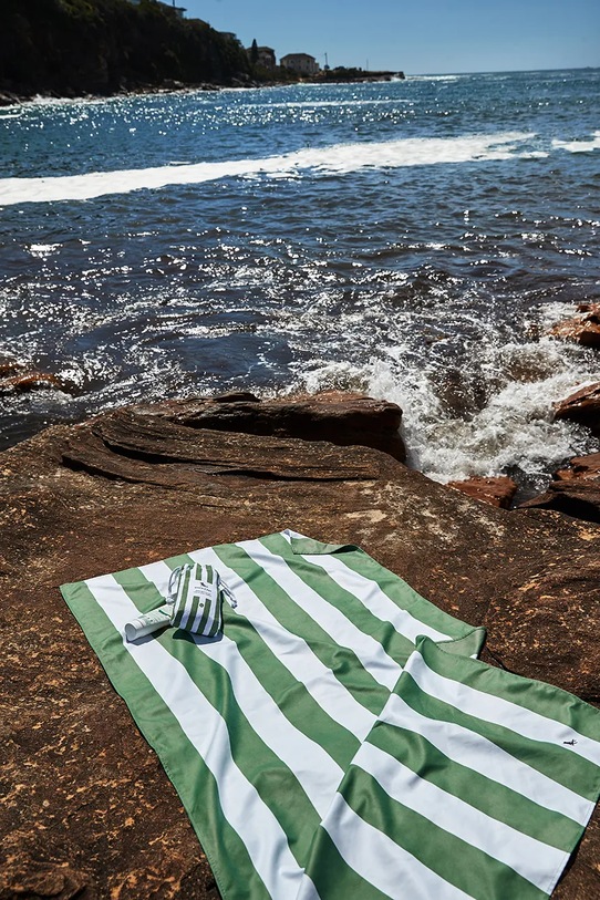 Dock & Bay ręcznik plażowy szybkoschnący Cayman Olive 200 x 90 cm zielony TOWLB.CAB.XL.KHAKI.R