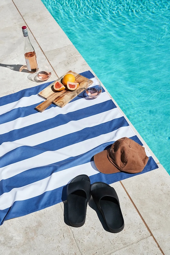 Πετσέτα παραλίας που στεγνώνει γρήγορα Dock & Bay Whitsunday Blue 200 x 90 cm TOWLB.CAB.XL.NAVY.R