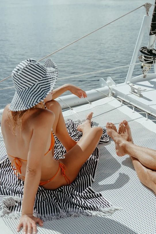 Business & Pleasure Co. brisača za plažo bombažna 86 x 168 cm BPA.TWL.LAU.NVY