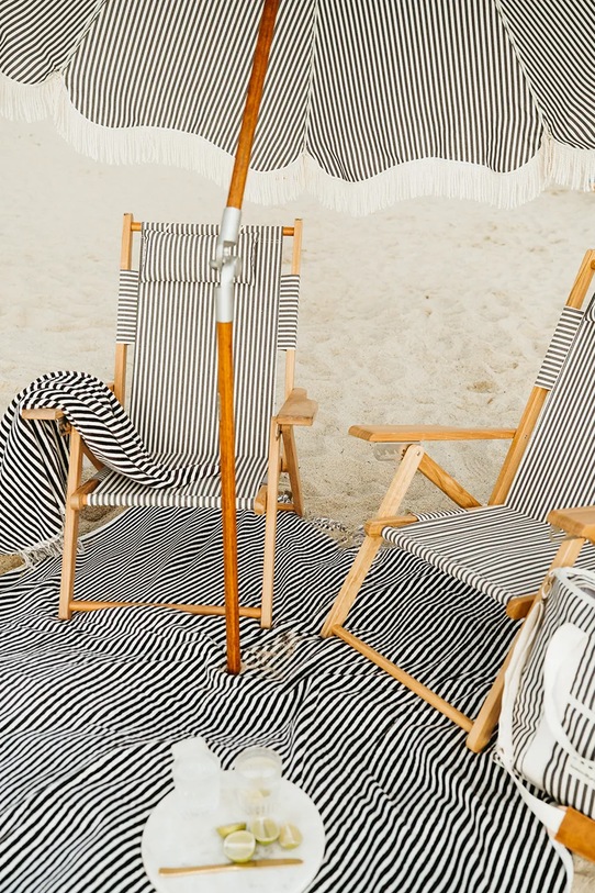 Business & Pleasure Co. brisača za plažo bombažna 86 x 168 cm BPA.TWL.LAU.NVY