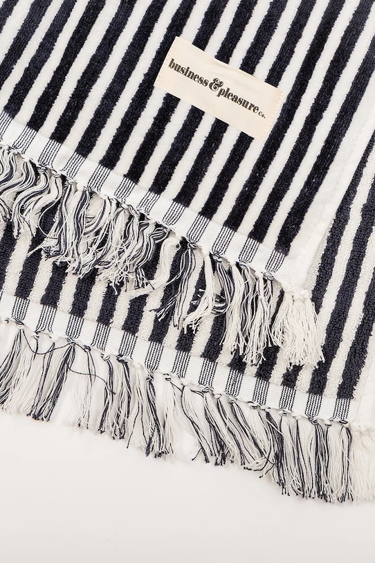 Življenjski slog Business & Pleasure Co. brisača za plažo bombažna 86 x 168 cm BPA.TWL.LAU.NVY mornarsko modra