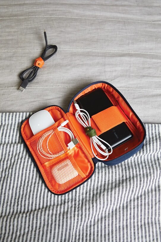 Puzdro na nabíjačku a slúchadlá Gentlemen's Hardware Tech Tidy Case GEN865UK