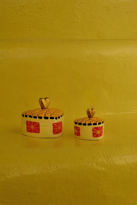 Salon i sypialnia Doing Goods pudełko z pokrywką Honey Heart Box Small 1.20.21.041.002.2 multicolor