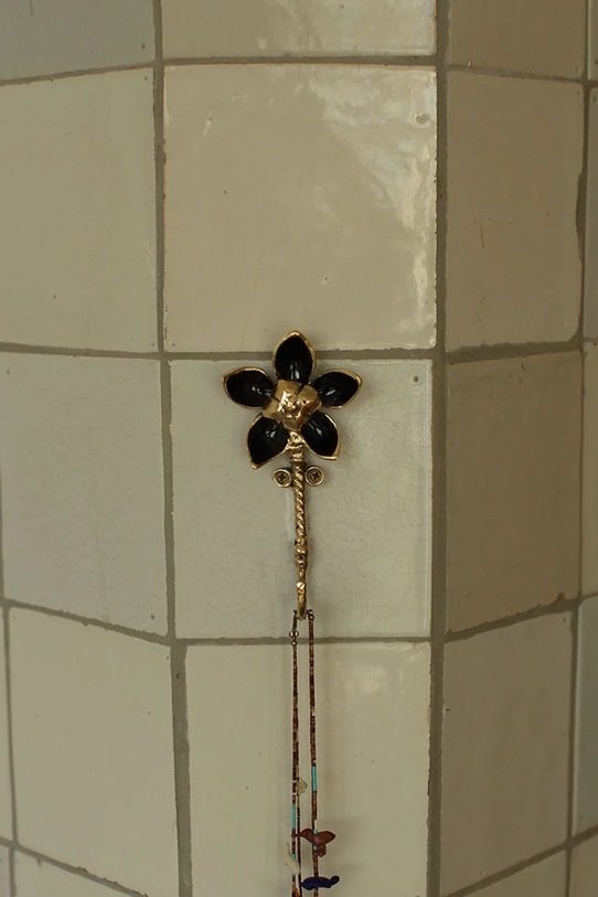 Salon i sypialnia Doing Goods wieszak ścienny Liv Flower 13 x 6,5 x 3 cm 1.10.10.088.923.3 żółty