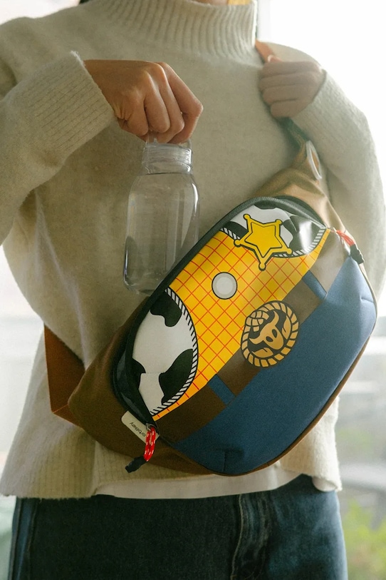 Orbitkey geantă de umăr Disney™ Sling 4 L x Woody BUS1.WDY.509 multicolor