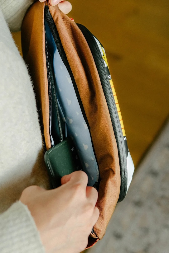 Orbitkey geantă de umăr Disney™ Sling 4 L x Woody BUS1.WDY.509