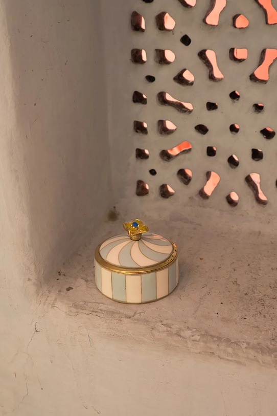 Salon i sypialnia Doing Goods pudełko do przechowywania mosiężne 7 x 7 x 5 cm 1.20.21.057.045.4 multicolor