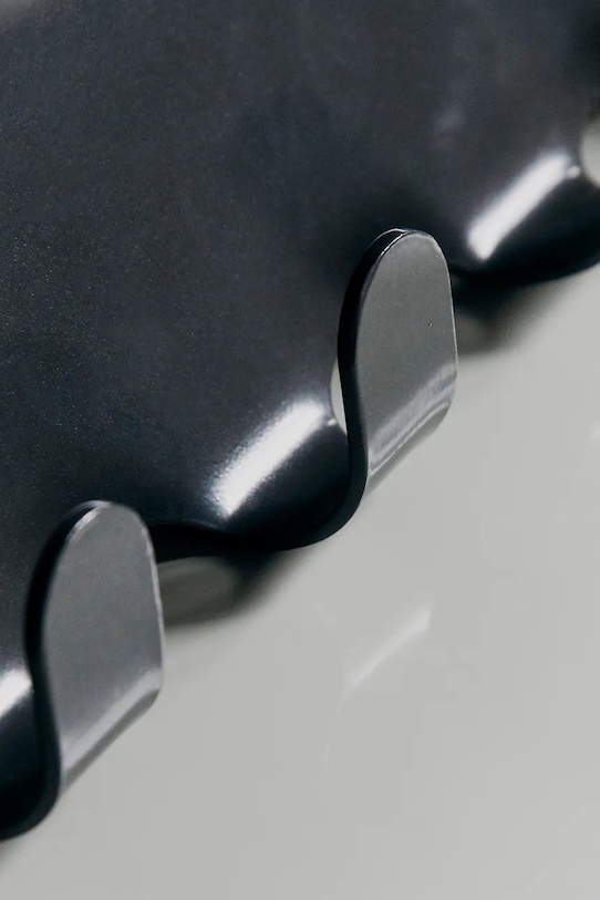 Salon i sypialnia House Doctor Wieszak ścienny stalowy 60 x 18 cm 208580008 czarny