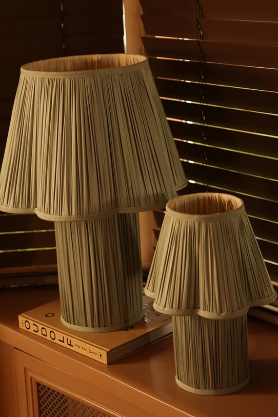 Doing Goods lampa stołowa Myra Lamp Small Silk S zielony 1.20.60.010.060.1