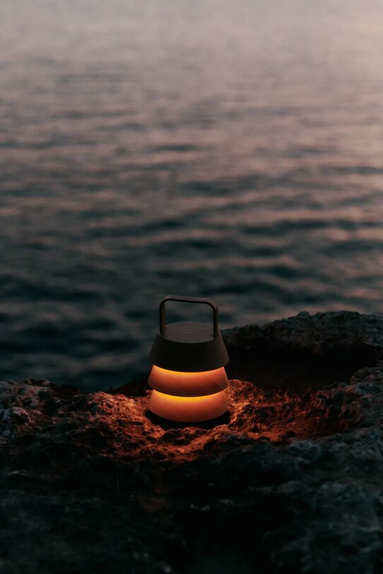 Bezdrôtová stolná lampa ferm LIVING Luver x Utzon 1104271033 béžová