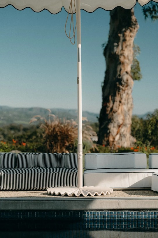 Business & Pleasure Co. podstawka na parasol ogrodowy Clamshell Base 40 kg biały BPB.CLM.ANT.WHT.XL