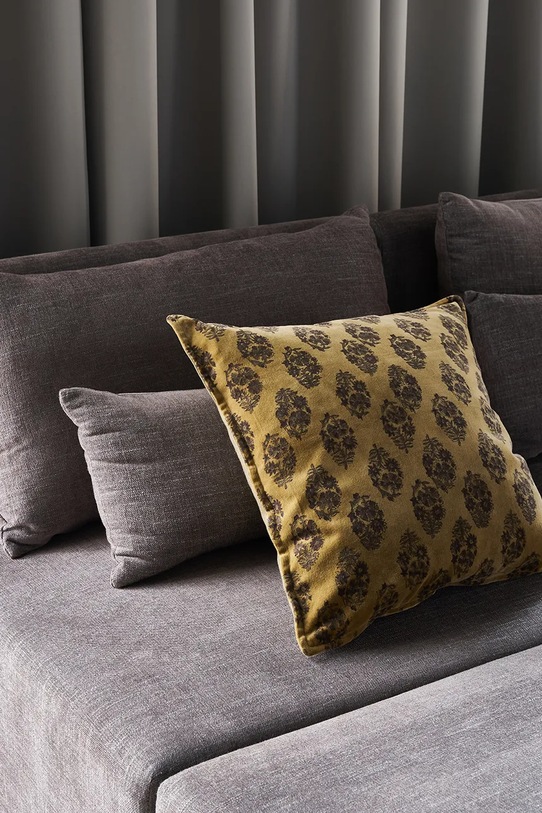 Living și dormitor House Doctor față de pernă decorativă HDBetto 50 x 50 cm 261670301 maro