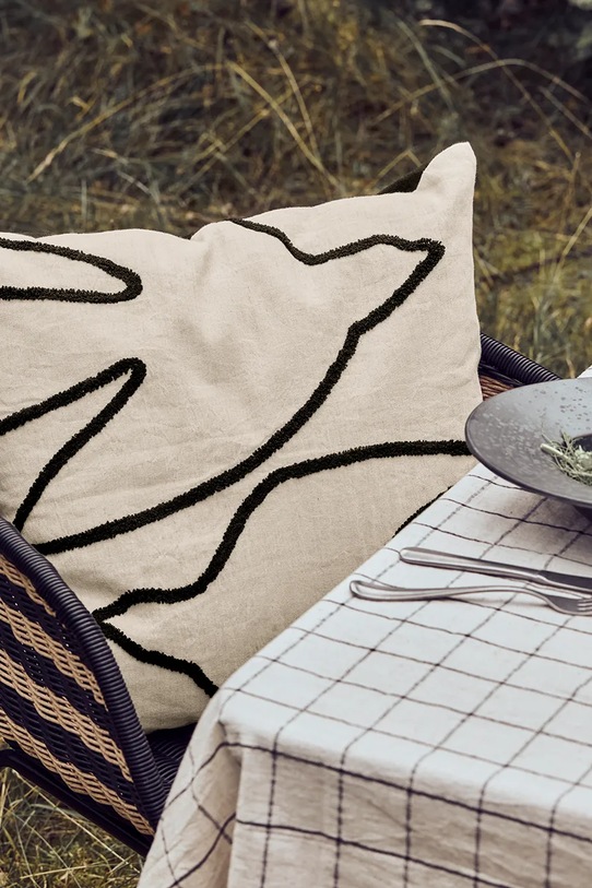 House Doctor poszewka dekoracyjna na poduszkę z bawełną HDFly 50 x 50 cm 203670549 beżowy AA00