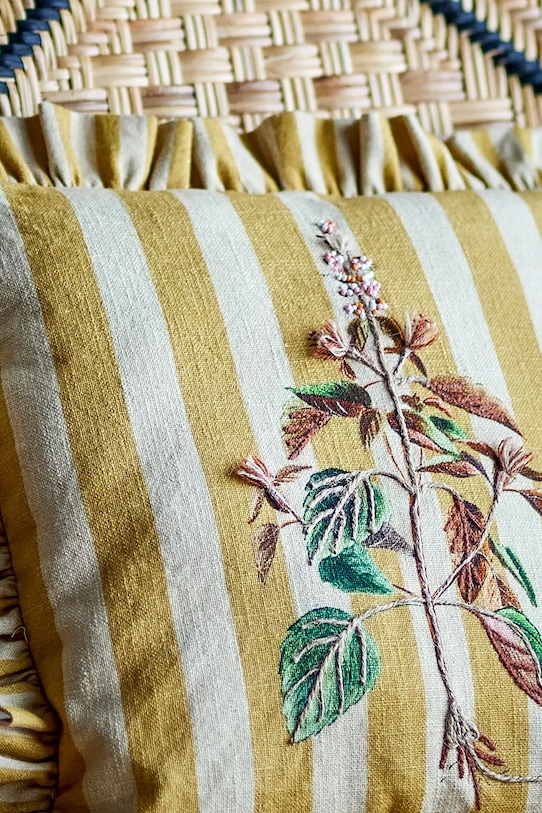 Bloomingville poduszka dekoracyjna bawełniana Camila 35 x 35 cm żółty 82069369