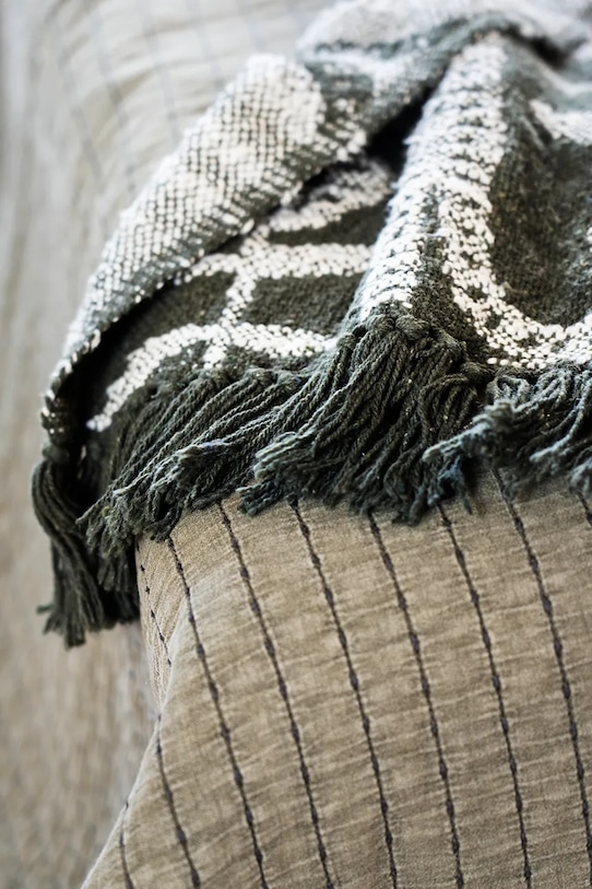 Salon i sypialnia Madam Stoltz narzuta bawełniana 125 x 175 cm JOTH1345B zielony