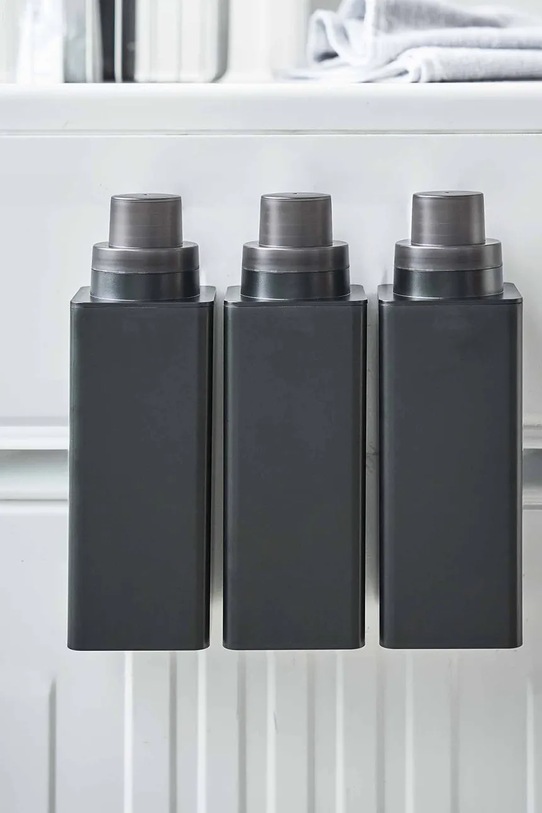 Magnetická plastová fľaša Yamazaki 7 x 7,2 x 22 cm čierna 4853