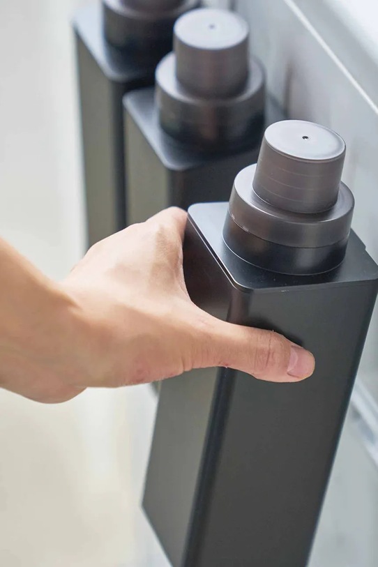 Magnetická plastová fľaša Yamazaki 7 x 7,2 x 22 cm 4853 čierna