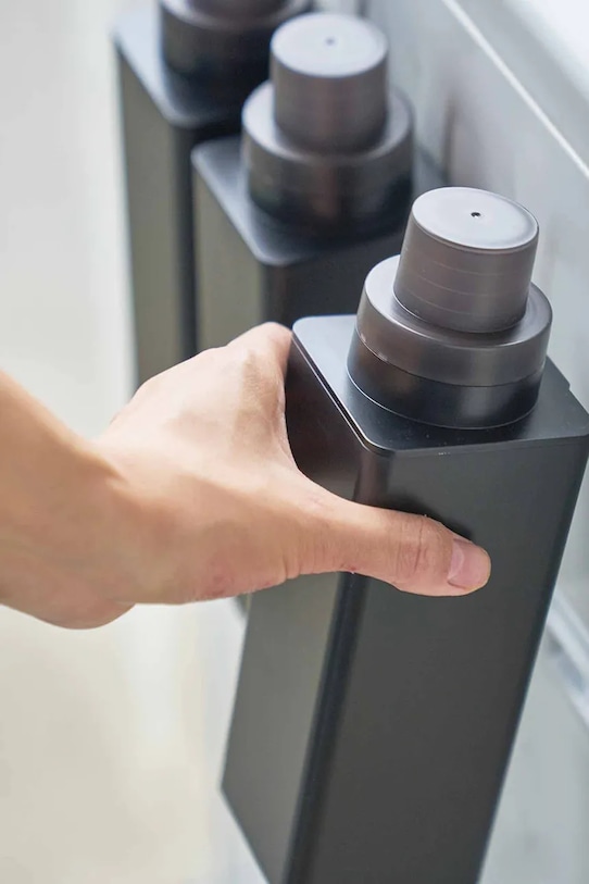 Magnetická plastová fľaša Yamazaki 7 x 7,2 x 22 cm 4853 čierna