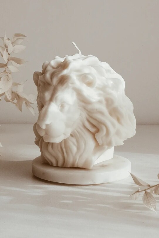 Ozdobná sviečka Temida Lion 515 g 5908451651008 béžová AA00
