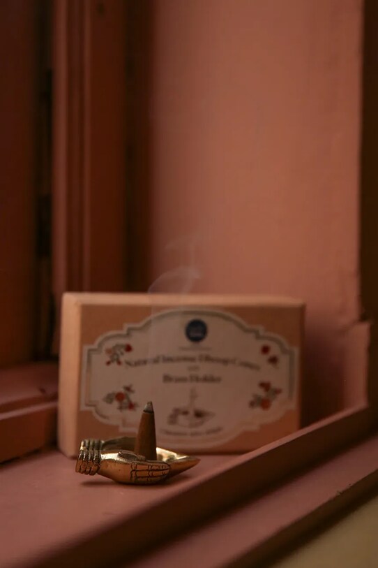 Sada držiakov na vonné tyčinky s kužeľovitými vonnými tyčinkami Doing Goods Incense Cones Giftset 1.20.30.045.099.4 žltá