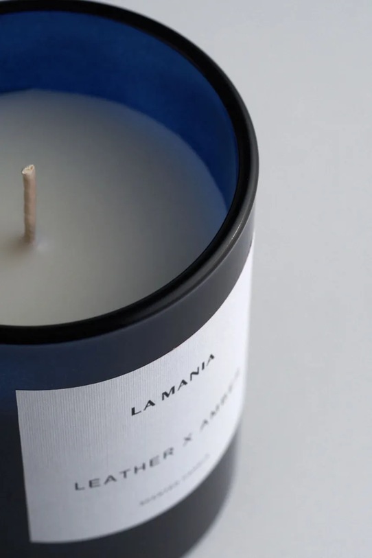 La Mania świeca zapachowa Leather&Amber 180 g granatowy 5905549432471