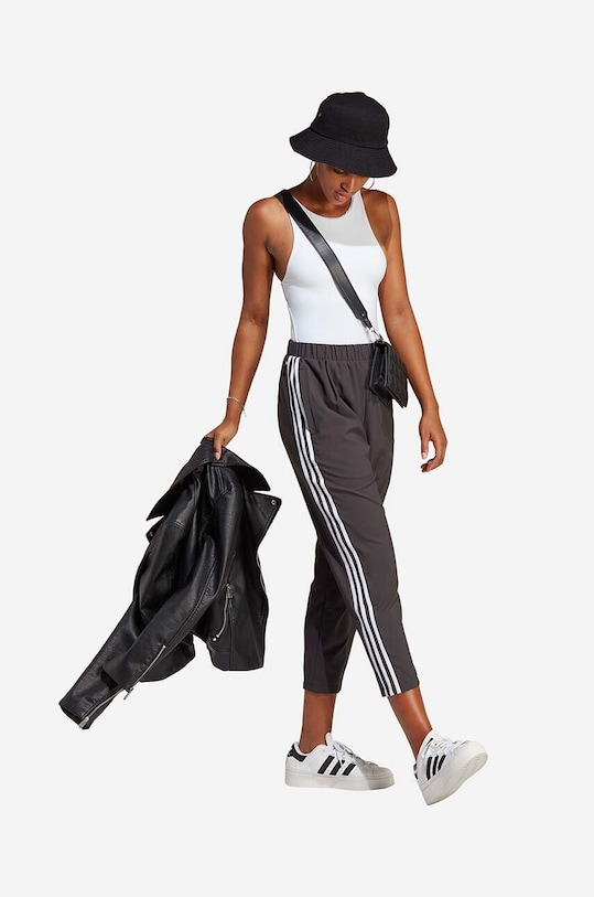 adidas pantaloni de trening Woven Pant IC5510