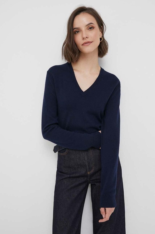 Vlněný svetr United Colors of Benetton V výstřih námořnická modř 1002D4488.016.