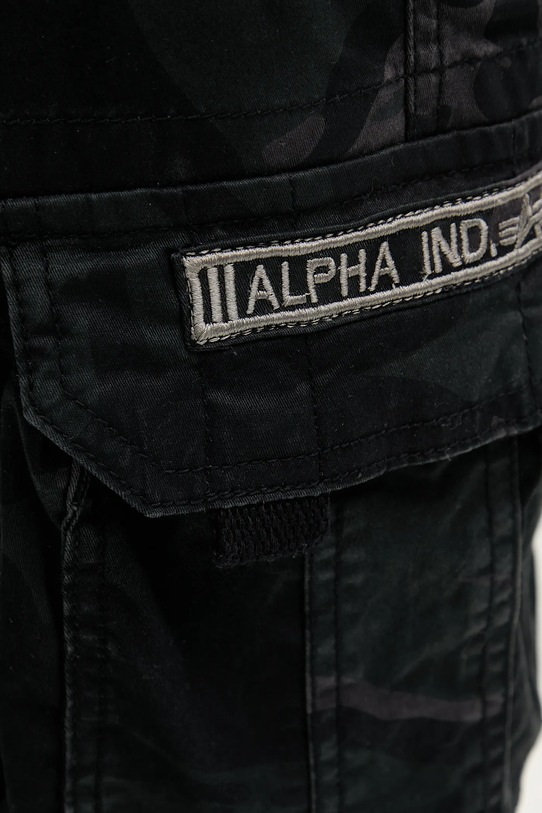 Bavlněné šortky Alpha Industries Crew Short Camo černá 196201.125