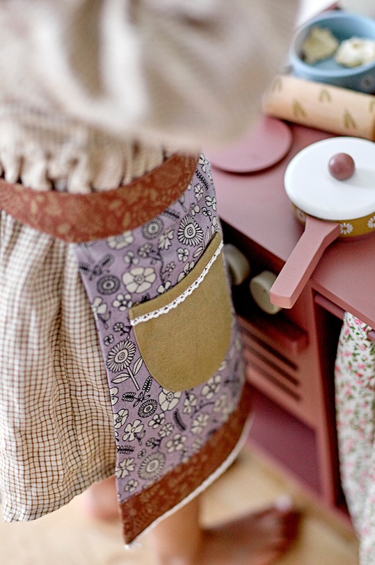 Bloomingville bavlněná kuchyňská zástěra Nehla 82055356 hnědá AA00