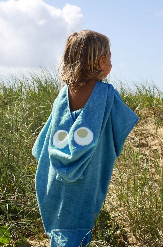 SunnyLife ręcznik plażowy dziecięcy Shark Tribe niebieski S3VBHTST