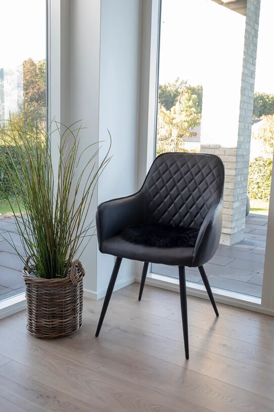 House Nordic poduszka na krzesło Lambskin Seat Artificial 3981141 czarny AA00