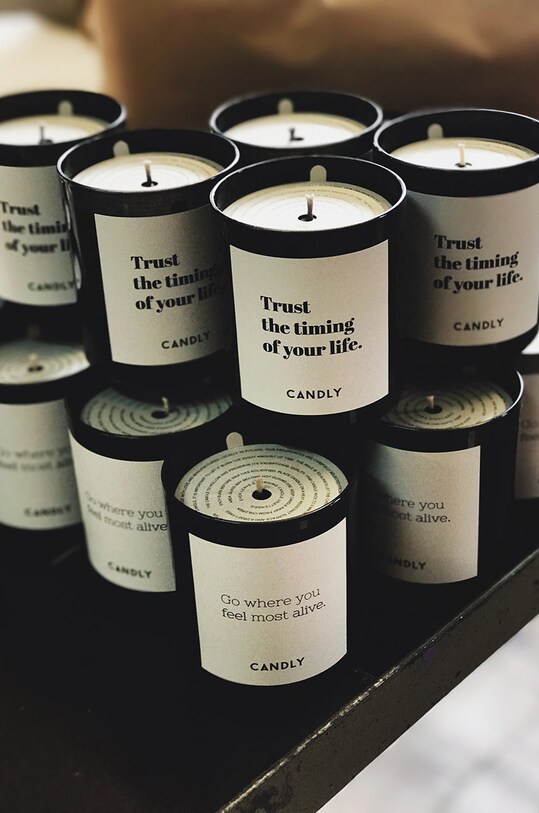 Candly Αρωματικό κερί σόγιας When nothing goes right go left. 250 g No1WNG μαύρο