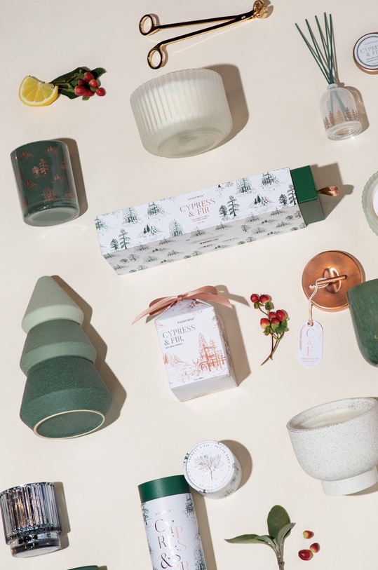 Home SPA Paddywax zestaw świec sojowych ze stojakiem na kadzidła Cypress & Fir 297 g + 155 g CFHLG02EU biały