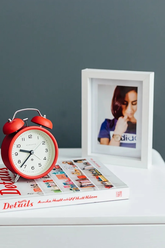 Salon i sypialnia Newgate budzik Charlie Bell KB1044CBM134FER czerwony