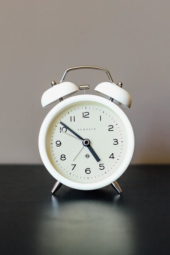 Obývacia izba a spálňa Budík Newgate Charlie Bell Echo KB1039CBM134PW biela