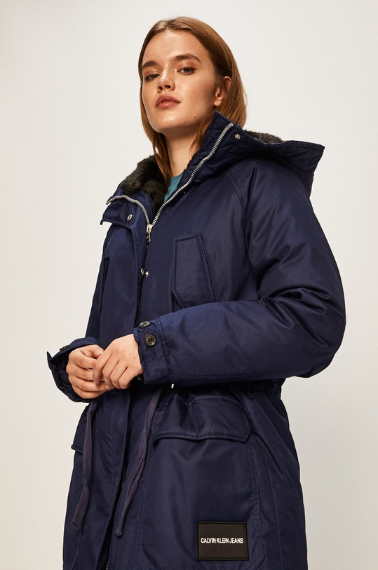 Calvin Klein Jeans - Péřová bunda J20J212101 námořnická modř