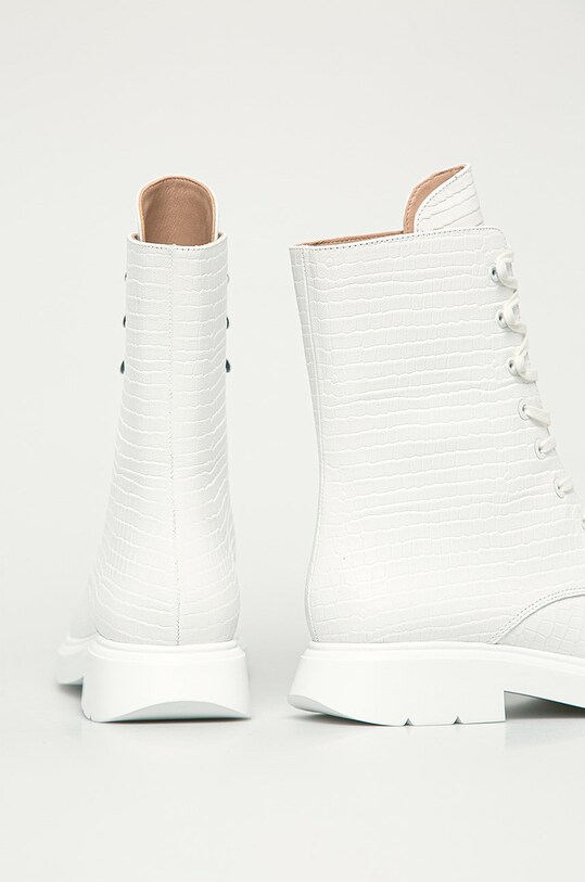 Încălțăminte Stuart Weitzman - Bocanci de piele Mckenzee S3932.WHT alb