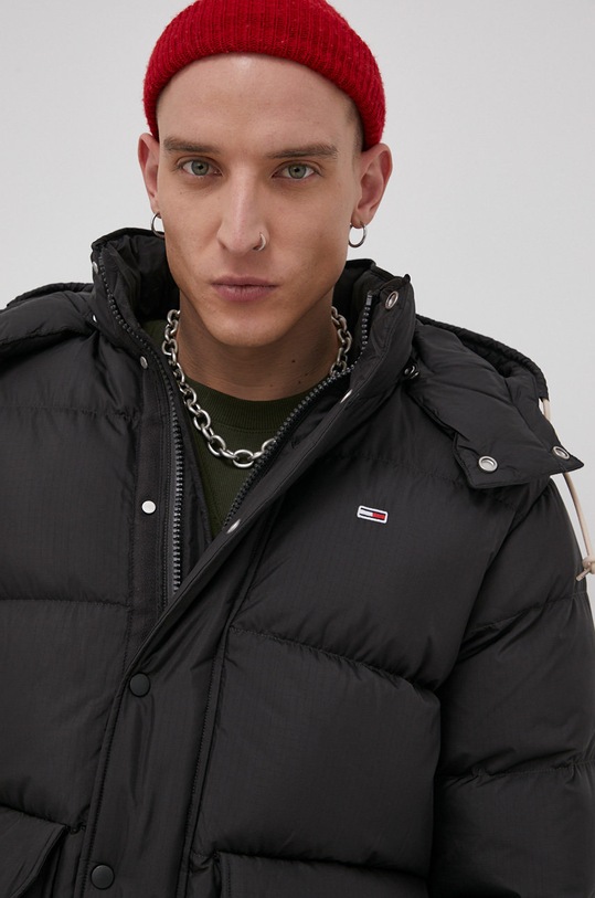 Péřová bunda Tommy Jeans černá DM0DM11182.4890