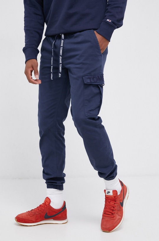 Tommy Jeans Spodnie DM0DM11246.4890 z elastanem granatowy DM0DM11246.4890