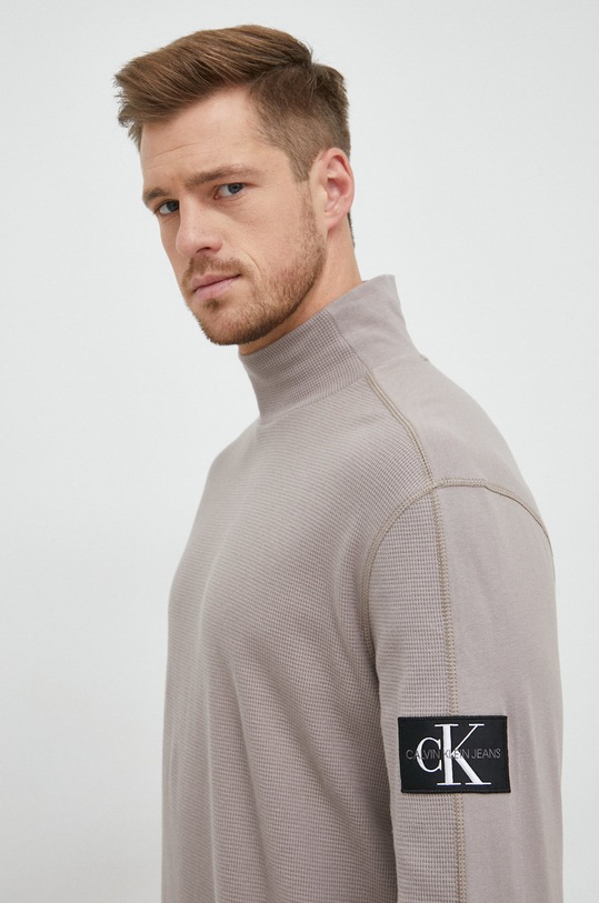 Bavlněné tričko s dlouhým rukávem Calvin Klein Jeans kulatý béžová J30J321705.9BYY