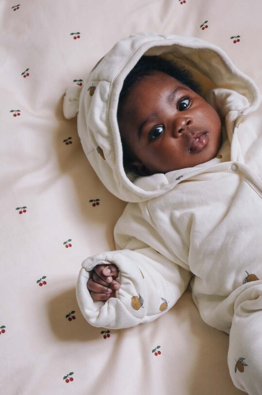 Хлопковый ромпер для младенцев Konges Sløjd NEWBORN ONESIE WITH HOOD бежевый KS2601
