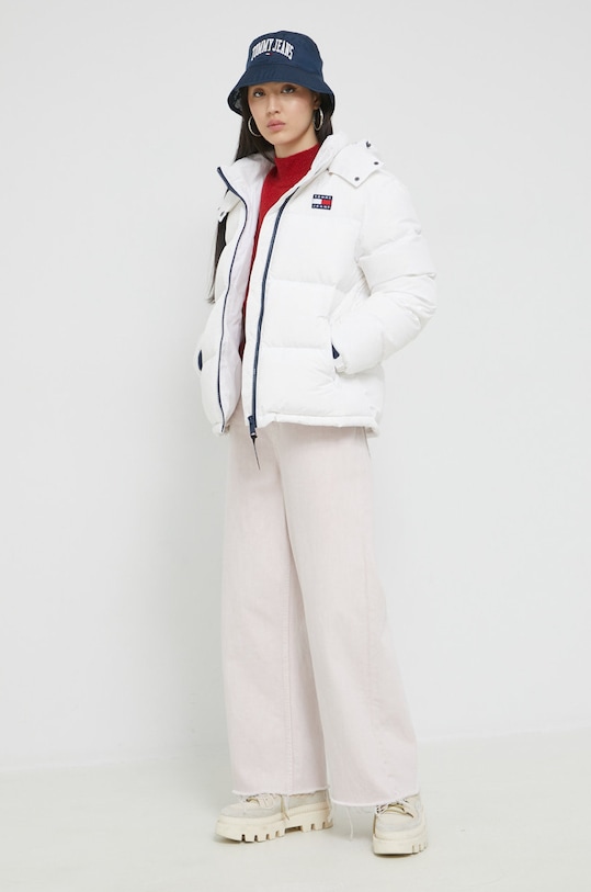Péřová bunda Tommy Jeans DW0DW14661.9BYY bílá AW23